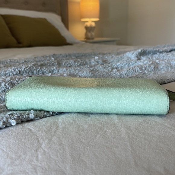 Kate Spade light green zip wallet with strap - Picture 4 of 12